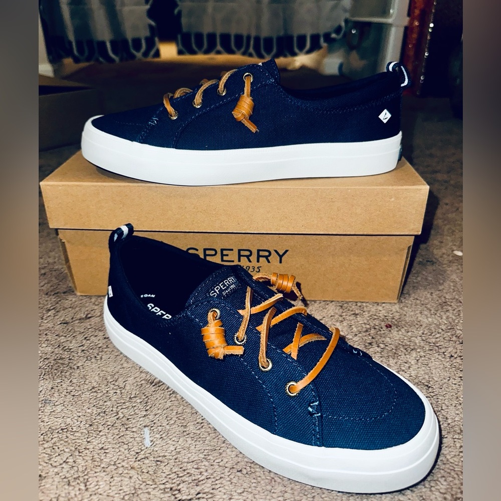 New in box sperry crest vibe